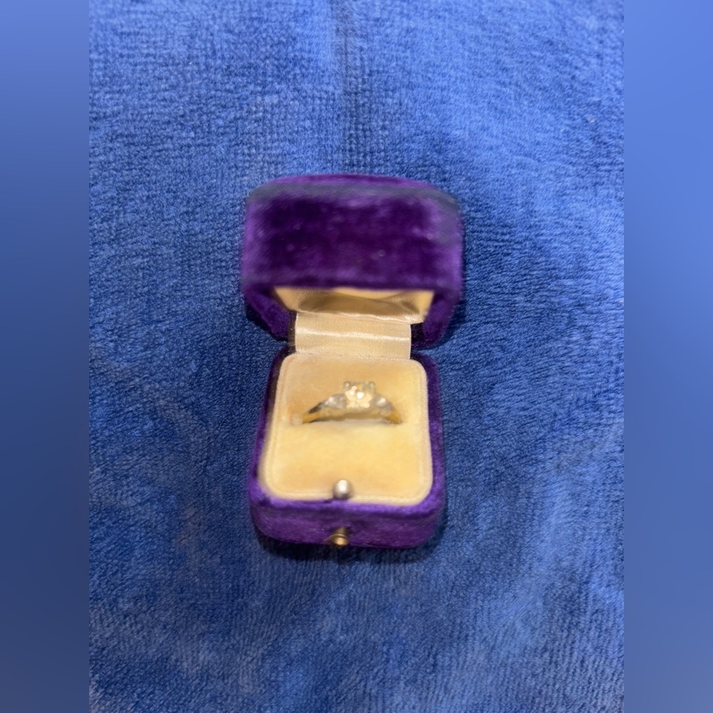 Gold vintage Ring in Purple Velvet Box